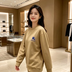 Burberry 巴宝莉 2026秋冬新款休闲圆领空气层卫衣 经典蓝色战马刺绣logo,辨识度十足。选用空气层面料,柔软 Burberry 巴宝莉 2026秋冬新款休闲圆领空气层卫衣 经典蓝色战马刺绣logo,辨识度十足。选用空气层面料,柔软