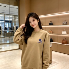 Burberry 巴宝莉 2026秋冬新款休闲圆领空气层卫衣 经典蓝色战马刺绣logo,辨识度十足。选用空气层面料,柔软 Burberry 巴宝莉 2026秋冬新款休闲圆领空气层卫衣 经典蓝色战马刺绣logo,辨识度十足。选用空气层面料,柔软