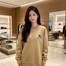Burberry 巴宝莉 2026秋冬新款休闲圆领空气层卫衣 经典蓝色战马刺绣logo,辨识度十足。选用空气层面料,柔软 Burberry 巴宝莉 2026秋冬新款休闲圆领空气层卫衣 经典蓝色战马刺绣logo,辨识度十足。选用空气层面料,柔软