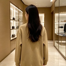 Burberry 巴宝莉 2026秋冬新款休闲圆领空气层卫衣 经典蓝色战马刺绣logo,辨识度十足。选用空气层面料,柔软 Burberry 巴宝莉 2026秋冬新款休闲圆领空气层卫衣 经典蓝色战马刺绣logo,辨识度十足。选用空气层面料,柔软
