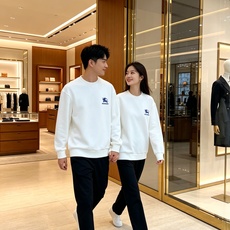 Burberry 巴宝莉 2026秋冬新款休闲圆领空气层卫衣 经典蓝色战马刺绣logo,辨识度十足。选用空气层面料,柔软 Burberry 巴宝莉 2026秋冬新款休闲圆领空气层卫衣 经典蓝色战马刺绣logo,辨识度十足。选用空气层面料,柔软