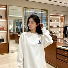 Burberry 巴宝莉 2026秋冬新款休闲圆领空气层卫衣 经典蓝色战马刺绣logo,辨识度十足。选用空气层面料,柔软 Burberry 巴宝莉 2026秋冬新款休闲圆领空气层卫衣 经典蓝色战马刺绣logo,辨识度十足。选用空气层面料,柔软