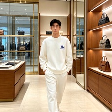 Burberry 巴宝莉 2026秋冬新款休闲圆领空气层卫衣 经典蓝色战马刺绣logo,辨识度十足。选用空气层面料,柔软 Burberry 巴宝莉 2026秋冬新款休闲圆领空气层卫衣 经典蓝色战马刺绣logo,辨识度十足。选用空气层面料,柔软