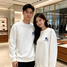 Burberry 巴宝莉 2026秋冬新款休闲圆领空气层卫衣 经典蓝色战马刺绣logo,辨识度十足。选用空气层面料,柔软 Burberry 巴宝莉 2026秋冬新款休闲圆领空气层卫衣 经典蓝色战马刺绣logo,辨识度十足。选用空气层面料,柔软