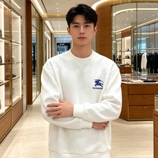 Burberry 巴宝莉 2026秋冬新款休闲圆领空气层卫衣 经典蓝色战马刺绣logo,辨识度十足。选用空气层面料,柔软 Burberry 巴宝莉 2026秋冬新款休闲圆领空气层卫衣 经典蓝色战马刺绣logo,辨识度十足。选用空气层面料,柔软