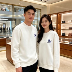 Burberry 巴宝莉 2026秋冬新款休闲圆领空气层卫衣 经典蓝色战马刺绣logo,辨识度十足。选用空气层面料,柔软 Burberry 巴宝莉 2026秋冬新款休闲圆领空气层卫衣 经典蓝色战马刺绣logo,辨识度十足。选用空气层面料,柔软