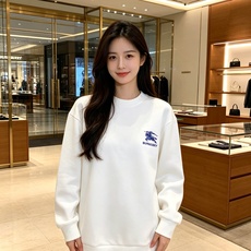 Burberry 巴宝莉 2026秋冬新款休闲圆领空气层卫衣 经典蓝色战马刺绣logo,辨识度十足。选用空气层面料,柔软 Burberry 巴宝莉 2026秋冬新款休闲圆领空气层卫衣 经典蓝色战马刺绣logo,辨识度十足。选用空气层面料,柔软