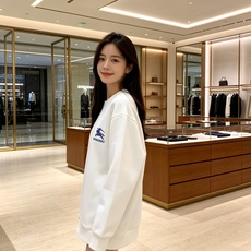 Burberry 巴宝莉 2026秋冬新款休闲圆领空气层卫衣 经典蓝色战马刺绣logo,辨识度十足。选用空气层面料,柔软 Burberry 巴宝莉 2026秋冬新款休闲圆领空气层卫衣 经典蓝色战马刺绣logo,辨识度十足。选用空气层面料,柔软