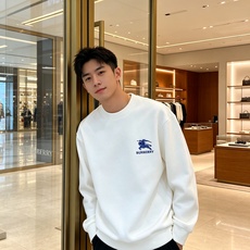 Burberry 巴宝莉 2026秋冬新款休闲圆领空气层卫衣 经典蓝色战马刺绣logo,辨识度十足。选用空气层面料,柔软 Burberry 巴宝莉 2026秋冬新款休闲圆领空气层卫衣 经典蓝色战马刺绣logo,辨识度十足。选用空气层面料,柔软