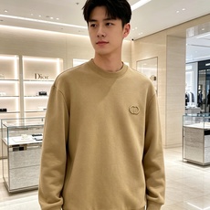Dior 迪奥 2026秋冬新款休闲圆领空气层卫衣 经典同色CD刺绣logo,低调有质感。选用空气层面料,柔软有型不易变 Dior 迪奥 2026秋冬新款休闲圆领空气层卫衣 经典同色CD刺绣logo,低调有质感。选用空气层面料,柔软有型不易变