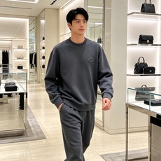 Dior 迪奥 2026秋冬新款休闲圆领空气层卫衣 经典同色CD刺绣logo,低调有质感。选用空气层面料,柔软有型不易变 Dior 迪奥 2026秋冬新款休闲圆领空气层卫衣 经典同色CD刺绣logo,低调有质感。选用空气层面料,柔软有型不易变