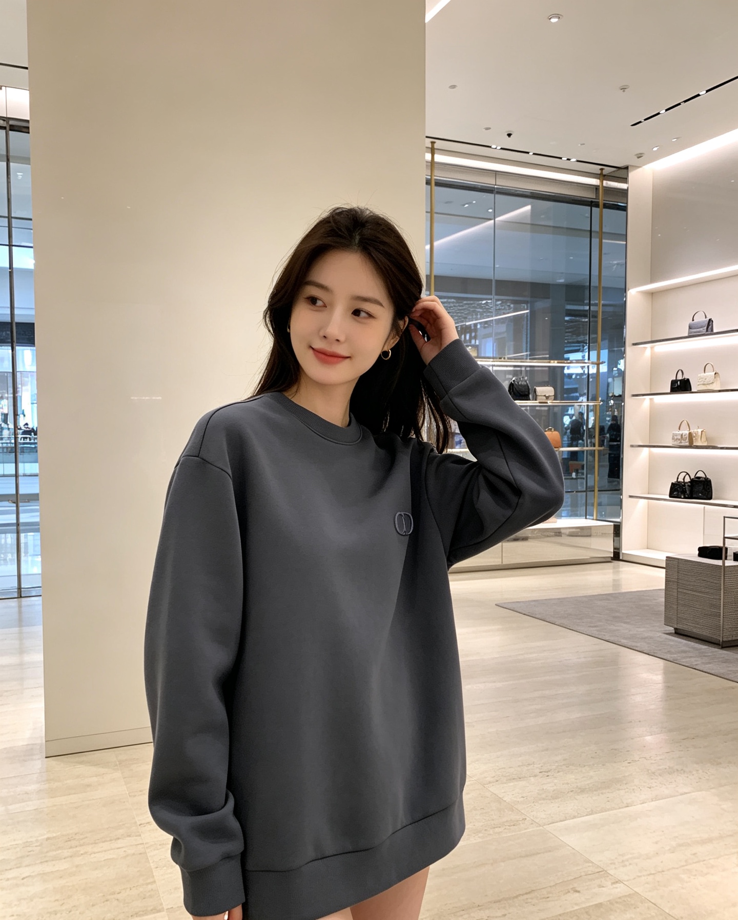 Dior 迪奥 2026秋冬新款休闲圆领空气层卫衣 经典同色CD刺绣logo,低调有质感。选用空气层面料,柔软有型不易变 Dior 迪奥 2026秋冬新款休闲圆领空气层卫衣 经典同色CD刺绣logo,低调有质感。选用空气层面料,柔软有型不易变