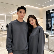 Dior 迪奥 2026秋冬新款休闲圆领空气层卫衣 经典同色CD刺绣logo,低调有质感。选用空气层面料,柔软有型不易变 Dior 迪奥 2026秋冬新款休闲圆领空气层卫衣 经典同色CD刺绣logo,低调有质感。选用空气层面料,柔软有型不易变