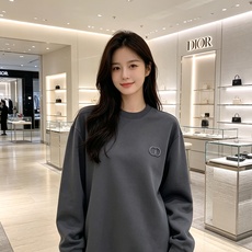 Dior 迪奥 2026秋冬新款休闲圆领空气层卫衣 经典同色CD刺绣logo,低调有质感。选用空气层面料,柔软有型不易变 Dior 迪奥 2026秋冬新款休闲圆领空气层卫衣 经典同色CD刺绣logo,低调有质感。选用空气层面料,柔软有型不易变