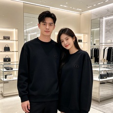 Dior 迪奥 2026秋冬新款休闲圆领空气层卫衣 经典同色CD刺绣logo,低调有质感。选用空气层面料,柔软有型不易变 Dior 迪奥 2026秋冬新款休闲圆领空气层卫衣 经典同色CD刺绣logo,低调有质感。选用空气层面料,柔软有型不易变