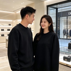 Dior 迪奥 2026秋冬新款休闲圆领空气层卫衣 经典同色CD刺绣logo,低调有质感。选用空气层面料,柔软有型不易变 Dior 迪奥 2026秋冬新款休闲圆领空气层卫衣 经典同色CD刺绣logo,低调有质感。选用空气层面料,柔软有型不易变
