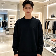 Dior 迪奥 2026秋冬新款休闲圆领空气层卫衣 经典同色CD刺绣logo,低调有质感。选用空气层面料,柔软有型不易变 Dior 迪奥 2026秋冬新款休闲圆领空气层卫衣 经典同色CD刺绣logo,低调有质感。选用空气层面料,柔软有型不易变
