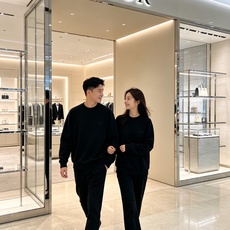 Dior 迪奥 2026秋冬新款休闲圆领空气层卫衣 经典同色CD刺绣logo,低调有质感。选用空气层面料,柔软有型不易变 Dior 迪奥 2026秋冬新款休闲圆领空气层卫衣 经典同色CD刺绣logo,低调有质感。选用空气层面料,柔软有型不易变