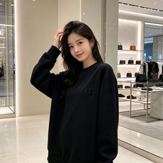 Dior 迪奥 2026秋冬新款休闲圆领空气层卫衣 经典同色CD刺绣logo,低调有质感。选用空气层面料,柔软有型不易变 Dior 迪奥 2026秋冬新款休闲圆领空气层卫衣 经典同色CD刺绣logo,低调有质感。选用空气层面料,柔软有型不易变