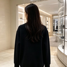 Dior 迪奥 2026秋冬新款休闲圆领空气层卫衣 经典同色CD刺绣logo,低调有质感。选用空气层面料,柔软有型不易变 Dior 迪奥 2026秋冬新款休闲圆领空气层卫衣 经典同色CD刺绣logo,低调有质感。选用空气层面料,柔软有型不易变