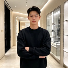 Dior 迪奥 2026秋冬新款休闲圆领空气层卫衣 经典同色CD刺绣logo,低调有质感。选用空气层面料,柔软有型不易变 Dior 迪奥 2026秋冬新款休闲圆领空气层卫衣 经典同色CD刺绣logo,低调有质感。选用空气层面料,柔软有型不易变