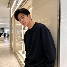 Dior 迪奥 2026秋冬新款休闲圆领空气层卫衣 经典同色CD刺绣logo,低调有质感。选用空气层面料,柔软有型不易变 Dior 迪奥 2026秋冬新款休闲圆领空气层卫衣 经典同色CD刺绣logo,低调有质感。选用空气层面料,柔软有型不易变