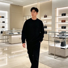 Dior 迪奥 2026秋冬新款休闲圆领空气层卫衣 经典同色CD刺绣logo,低调有质感。选用空气层面料,柔软有型不易变 Dior 迪奥 2026秋冬新款休闲圆领空气层卫衣 经典同色CD刺绣logo,低调有质感。选用空气层面料,柔软有型不易变