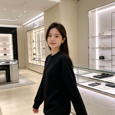 Dior 迪奥 2026秋冬新款休闲圆领空气层卫衣 经典同色CD刺绣logo,低调有质感。选用空气层面料,柔软有型不易变 Dior 迪奥 2026秋冬新款休闲圆领空气层卫衣 经典同色CD刺绣logo,低调有质感。选用空气层面料,柔软有型不易变