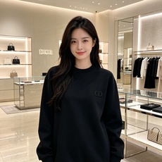 Dior 迪奥 2026秋冬新款休闲圆领空气层卫衣 经典同色CD刺绣logo,低调有质感。选用空气层面料,柔软有型不易变 Dior 迪奥 2026秋冬新款休闲圆领空气层卫衣 经典同色CD刺绣logo,低调有质感。选用空气层面料,柔软有型不易变