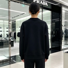 Prada 普拉达 2026秋冬新款休闲圆领空气层卫衣 标志性红色经典logo,辨识度高。采用空气层面料,柔软有型不易变 Prada 普拉达 2026秋冬新款休闲圆领空气层卫衣 标志性红色经典logo,辨识度高。采用空气层面料,柔软有型不易变