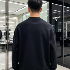 Prada 普拉达 2026秋冬新款休闲圆领空气层卫衣 标志性红色经典logo,辨识度高。采用空气层面料,柔软有型不易变 Prada 普拉达 2026秋冬新款休闲圆领空气层卫衣 标志性红色经典logo,辨识度高。采用空气层面料,柔软有型不易变