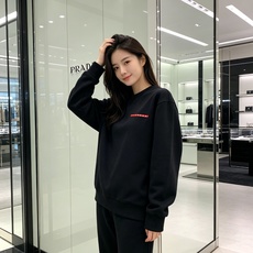 Prada 普拉达 2026秋冬新款休闲圆领空气层卫衣 标志性红色经典logo,辨识度高。采用空气层面料,柔软有型不易变 Prada 普拉达 2026秋冬新款休闲圆领空气层卫衣 标志性红色经典logo,辨识度高。采用空气层面料,柔软有型不易变