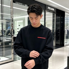 Prada 普拉达 2026秋冬新款休闲圆领空气层卫衣 标志性红色经典logo,辨识度高。采用空气层面料,柔软有型不易变 Prada 普拉达 2026秋冬新款休闲圆领空气层卫衣 标志性红色经典logo,辨识度高。采用空气层面料,柔软有型不易变