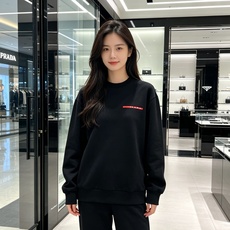 Prada 普拉达 2026秋冬新款休闲圆领空气层卫衣 标志性红色经典logo,辨识度高。采用空气层面料,柔软有型不易变 Prada 普拉达 2026秋冬新款休闲圆领空气层卫衣 标志性红色经典logo,辨识度高。采用空气层面料,柔软有型不易变