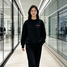 Prada 普拉达 2026秋冬新款休闲圆领空气层卫衣 标志性红色经典logo,辨识度高。采用空气层面料,柔软有型不易变 Prada 普拉达 2026秋冬新款休闲圆领空气层卫衣 标志性红色经典logo,辨识度高。采用空气层面料,柔软有型不易变