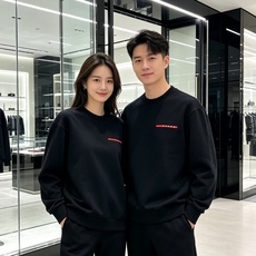 Prada 普拉达 2026秋冬新款休闲圆领空气层卫衣 标志性红色经典logo,辨识度高。采用空气层面料,柔软有型不易变 Prada 普拉达 2026秋冬新款休闲圆领空气层卫衣 标志性红色经典logo,辨识度高。采用空气层面料,柔软有型不易变