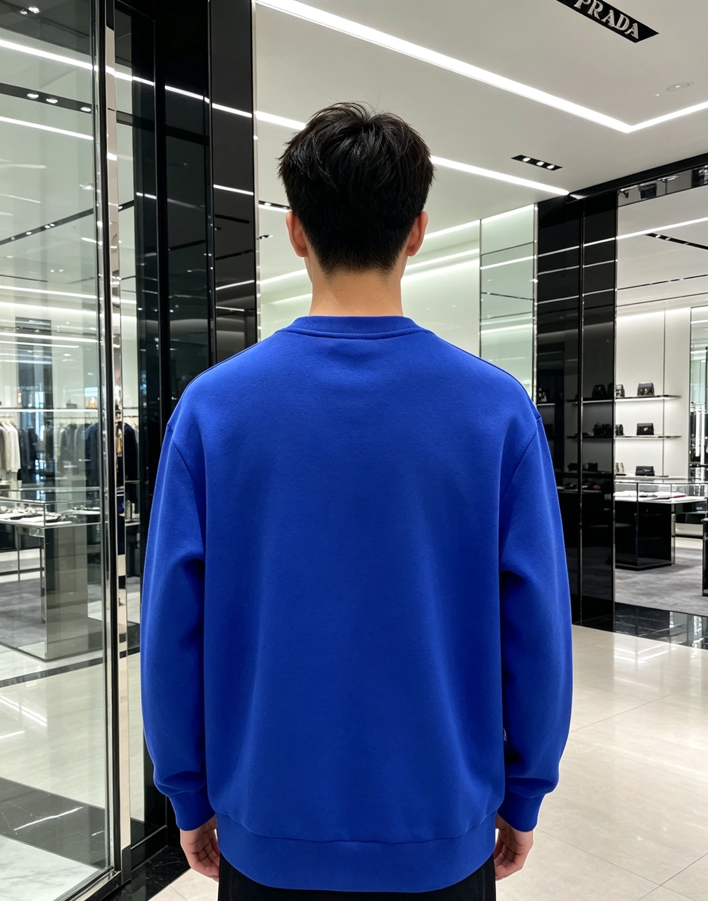 Prada 普拉达 2026秋冬新款休闲圆领空气层卫衣 经典金属三角logo，辨识度拉满。选用空气层面料，柔软有型不易变