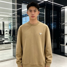 Prada 普拉达 2026秋冬新款休闲圆领空气层卫衣 经典金属三角logo,辨识度拉满。选用空气层面料,柔软有型不易变 Prada 普拉达 2026秋冬新款休闲圆领空气层卫衣 经典金属三角logo,辨识度拉满。选用空气层面料,柔软有型不易变