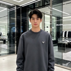 Prada 普拉达 2026秋冬新款休闲圆领空气层卫衣 经典金属三角logo,辨识度拉满。选用空气层面料,柔软有型不易变 Prada 普拉达 2026秋冬新款休闲圆领空气层卫衣 经典金属三角logo,辨识度拉满。选用空气层面料,柔软有型不易变