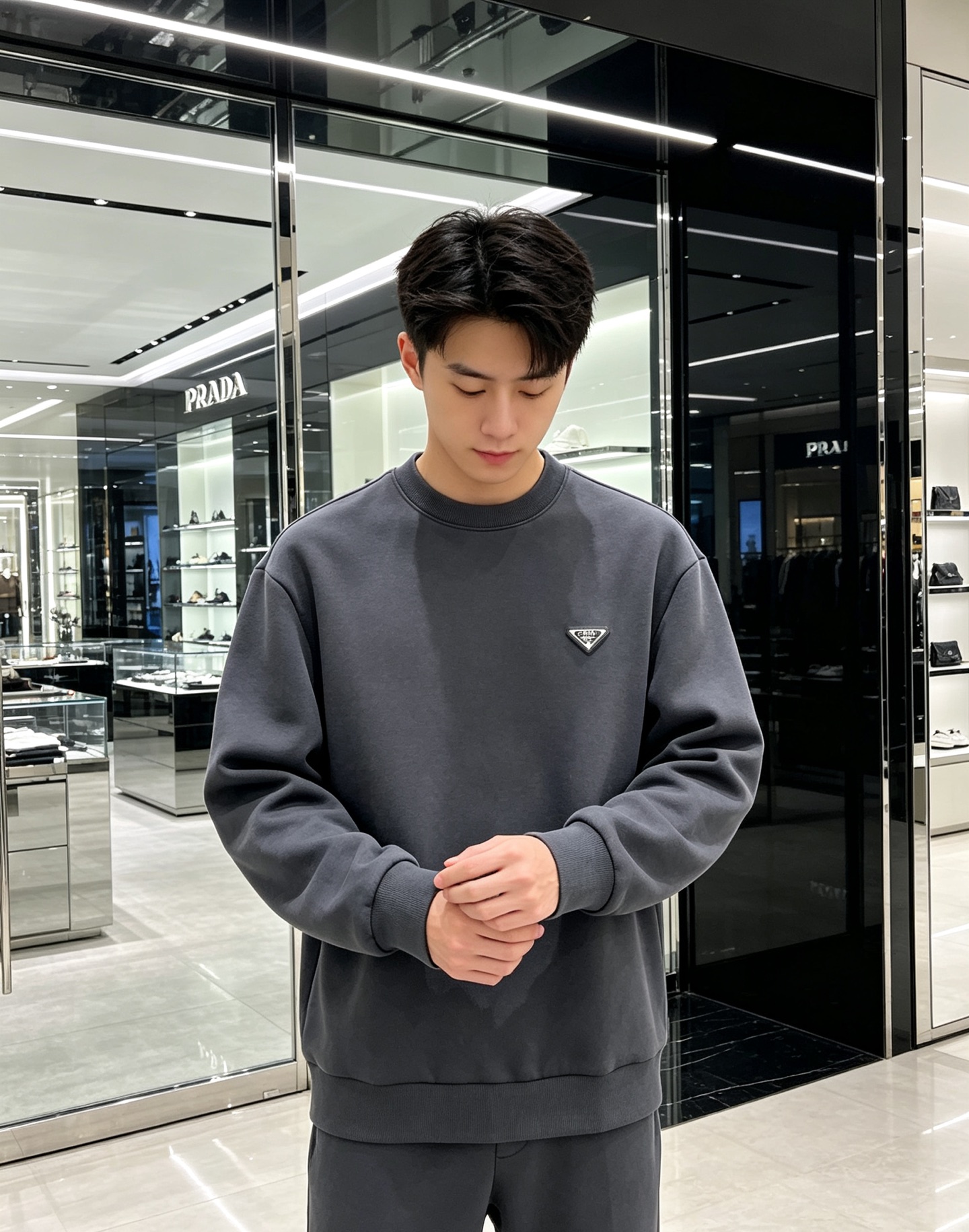 Prada 普拉达 2026秋冬新款休闲圆领空气层卫衣 经典金属三角logo，辨识度拉满。选用空气层面料，柔软有型不易变