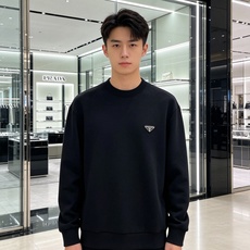 Prada 普拉达 2026秋冬新款休闲圆领空气层卫衣 经典金属三角logo,辨识度拉满。选用空气层面料,柔软有型不易变 Prada 普拉达 2026秋冬新款休闲圆领空气层卫衣 经典金属三角logo,辨识度拉满。选用空气层面料,柔软有型不易变