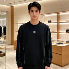 Loewe 罗意威 2026秋冬新款圆领空气层卫衣✨ 原版五金辅料全套到位,采用高密空气层面料,挺括有型不易变形。胸口经 Loewe 罗意威 2026秋冬新款圆领空气层卫衣✨ 原版五金辅料全套到位,采用高密空气层面料,挺括有型不易变形。胸口经