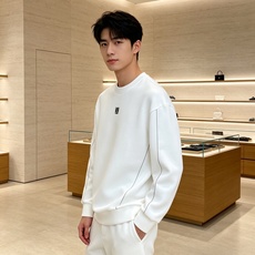 Loewe 罗意威 2026秋冬新款圆领空气层卫衣✨ 原版五金辅料全套到位,采用高密空气层面料,挺括有型不易变形。胸口经 Loewe 罗意威 2026秋冬新款圆领空气层卫衣✨ 原版五金辅料全套到位,采用高密空气层面料,挺括有型不易变形。胸口经