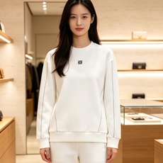 Loewe 罗意威 2026秋冬新款圆领空气层卫衣✨ 原版五金辅料全套到位,采用高密空气层面料,挺括有型不易变形。胸口经 Loewe 罗意威 2026秋冬新款圆领空气层卫衣✨ 原版五金辅料全套到位,采用高密空气层面料,挺括有型不易变形。胸口经
