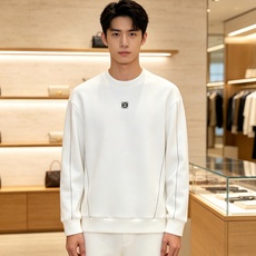 Loewe 罗意威 2026秋冬新款圆领空气层卫衣✨ 原版五金辅料全套到位,采用高密空气层面料,挺括有型不易变形。胸口经 Loewe 罗意威 2026秋冬新款圆领空气层卫衣✨ 原版五金辅料全套到位,采用高密空气层面料,挺括有型不易变形。胸口经