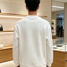 Loewe 罗意威 2026秋冬新款圆领空气层卫衣✨ 原版五金辅料全套到位,采用高密空气层面料,挺括有型不易变形。胸口经 Loewe 罗意威 2026秋冬新款圆领空气层卫衣✨ 原版五金辅料全套到位,采用高密空气层面料,挺括有型不易变形。胸口经