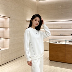 Loewe 罗意威 2026秋冬新款圆领空气层卫衣✨ 原版五金辅料全套到位,采用高密空气层面料,挺括有型不易变形。胸口经 Loewe 罗意威 2026秋冬新款圆领空气层卫衣✨ 原版五金辅料全套到位,采用高密空气层面料,挺括有型不易变形。胸口经