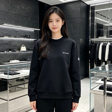 Moncler 蒙口 2026秋冬新款圆领空气层卫衣✨,原版五金辅料全套到位,采用高密空气层面料,挺括有型不易变形。领口 Moncler 蒙口 2026秋冬新款圆领空气层卫衣✨,原版五金辅料全套到位,采用高密空气层面料,挺括有型不易变形。领口