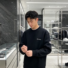 Moncler 蒙口 2026秋冬新款圆领空气层卫衣✨,原版五金辅料全套到位,采用高密空气层面料,挺括有型不易变形。领口 Moncler 蒙口 2026秋冬新款圆领空气层卫衣✨,原版五金辅料全套到位,采用高密空气层面料,挺括有型不易变形。领口