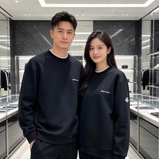 Moncler 蒙口 2026秋冬新款圆领空气层卫衣✨,原版五金辅料全套到位,采用高密空气层面料,挺括有型不易变形。领口 Moncler 蒙口 2026秋冬新款圆领空气层卫衣✨,原版五金辅料全套到位,采用高密空气层面料,挺括有型不易变形。领口